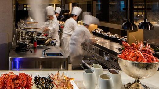 憑Visa Infinite或Visa Signature去香港君悅酒店咖啡廳就可以HK$790尊享晚市二人自助餐